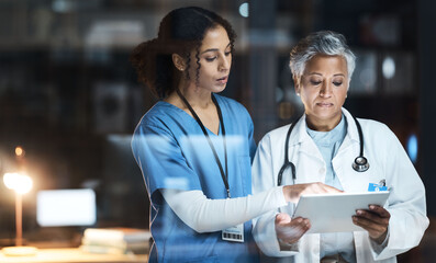 Aufkleber - Doctors, nurse and digital tablet for night teamwork, medical research and surgery planning in wellness hospital. Talking, healthcare and worker women in collaboration on technology for late thinking