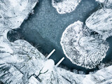Fototapeta Pomosty - zima w parku i zamarznięty staw - widok z góry