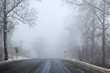 Droga zimą pokryta lodem ze mgle. Słaba widoczność.
