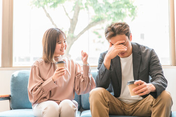 Poster - カフェ・レストランで悩む男性を励ます女性(アジア人夫婦・カップル)
