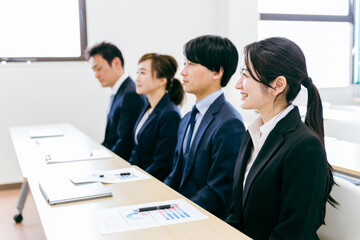 Poster - オフィス・会議室で笑顔で勉強するビジネスウーマン・会社員の男女（セミナー・企業説明会・勉強会）