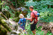 © ARochau - Vater mit Kindern beim Abstieg im unwegsamen Gelände bei einer Bergtour