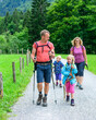 © ARochau - Junge Familie beim Wandern in den bayerischen Alpen