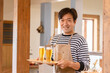 © buritora - グラスの生ビールを持つ居酒屋・飲食店・カフェスタッフ