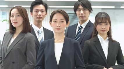 Poster - カメラ目線のスーツを着た日本人複数男女