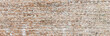  Naturalne abstrakcyjne tło niejednolitych starych brązowych cegieł z teksturą korozji .. Kolory szary i brązu, Tapeta. Panorama.