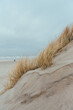 ein einzelner Mensch am weitläufigen Strand in Dänemark