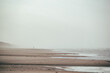 ein einzelner Mensch am weitläufigen Strand in Dänemark