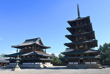 奈良県斑鳩の世界遺産 法隆寺の国宝五重塔と金堂