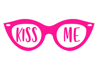 Sticker - Logo del día de San Valentín. Silueta aislada de gafas de sol de mujer con letras palabra kiss me en texto manuscrito para su uso en invitaciones y tarjetas