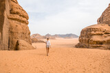 Fototapeta  - kobieta na pustyni