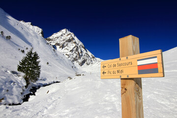 Canvas Print - Poteau indicateur de la direction du Pic du Midi, col de Sencours