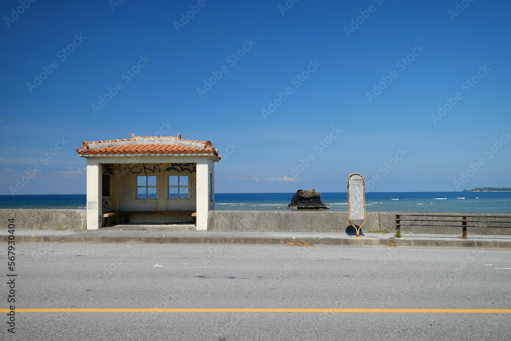 海の見えるバス停。沖縄、日本。 の Stock フォト | Adobe Stock