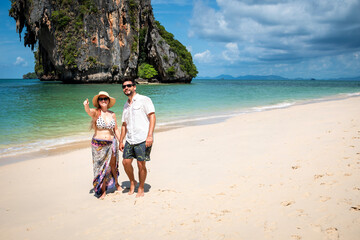 Wall Mural - Pareja de enamorados disfrutando de playa paradisíaca, en Railay Beach, Tailandia