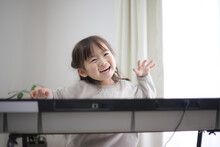 	ピアノの練習をする女の子