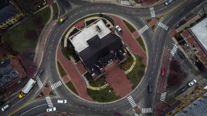 Wall Mural - A birds-eye view of multiple vehicles navigating the roundabout surrounding the historic Nelson County Courthouse in Bardstown, Kentucky.