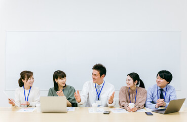 Poster - 会社・オフィスで並ぶ仕事仲間・同僚・会社員・ビジネスマン・ビジネスウーマン・従業員・スタッフ（5人）