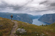 zwei Frauen schauen vom Berg  Prest über den Aurlandsfjord in Norwegen.