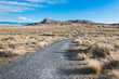 Réserve El Cerro de Los Lunas au Nouveau-Mexique.. Vue sur le désert montrant un chemin, une montagne, de la roche et de la végétation.