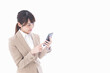 © maroke - スマホアプリを使う若いビジネスウーマン