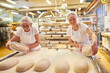 © Robert Kneschke - Zwei Frauen als Bäcker Team beim Brot backen in Backfabrik