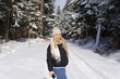 Naturalny portret kobiety o włosach blond zimową porą na świeżym powietrzu.
