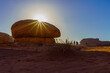 Turyści zachód słońca pustynia Wadi Rum Jordania