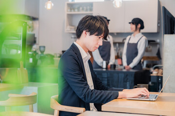 Poster - カフェでパソコンを使うビジネスマン