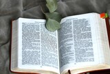 Fototapeta  - Otwarty tekst Ewangelii z listkami. Biblia i zachęta do czytania, studiowania Słowa Bożego