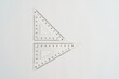 © maru54 - 白い背景に置かれた三角定規