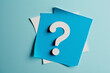 Fragezeichen auf blauem Hintergrund - ausgeschnitten aus Papier