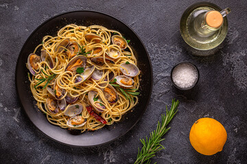 Wall Mural - Seafood pasta with clams Spaghetti alle Vongole.