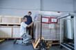 © Cavan Images - Store workers packaging in a distribution warehouse, Freiburg im Breisgau, Baden-Württemberg, Germany