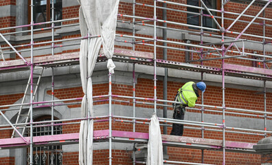 Poster - construction chantier travail emploi batiment securité echaffaudage casque gillet jaune fluo immobilier 