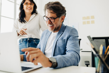 Canvas Print - Senior business man working on a laptop in an office