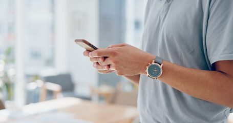 Aufkleber - Hands, phone and chat app in office for communication, social media or email for internet businessman. Man, smartphone and hands in modern office on social network for digital marketing in New York