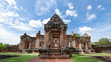 A Tourist Walk To Prasat Muang Tam Historical Park At Buriram Province, Thailand. Khmer Castle Architecture In Fantastic Archaeological Site From Thousand Years Ago.