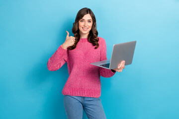 Photo of young cheerful woman brunette wavy hair wear pink jumper coder python thumb up recommend new program isolated on blue color background
