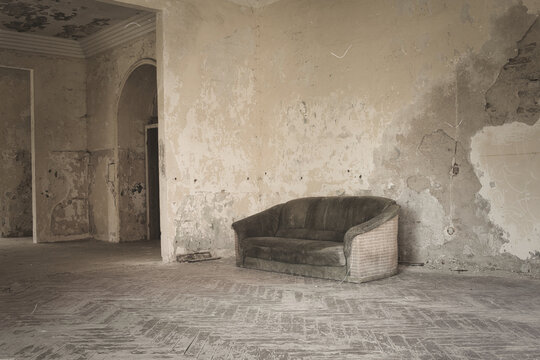 couch - sofa - verlassener ort - urbex / urbexing - lost place - artwork - creepy - high quality pho