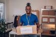 © Zamrznuti tonovi - African american man volunteer working in a charity donation center