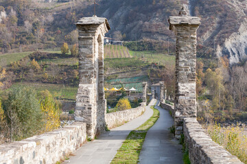 Bobbio, Piacenza. Strada sul Ponte Gobbo del fiume Trebbia