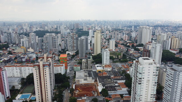 paisagem do centro urbano da capital paulista captada por um drone em meio aos prédios de são paulo.