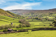 A View Down The Valley Overlooking Thwaite In Swaledale In The Yorkshire Dales, With Kisdon Fell And On The Left And Muker Common On The Right.