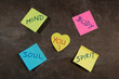 kolorowe kartki z napisami ciało, dusza, umysł, duch, koncepcja rozwoju, samoświadomości