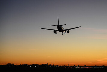 Poster - avion vol aeroport atterrissage voyage ciel soucher soleil climat environnement