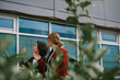 © qunica.com - Pointing at the building