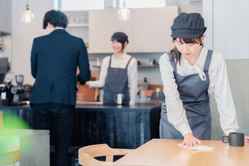 Poster - 笑顔で働くカフェスタッフ