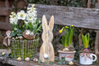 Oster-Dekoration mit Osterhasen und Frühlingsblumen in Töpfen