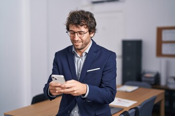 Poster - Young hispanic man business worker smiling confident using smartphone at office