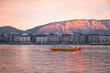 bateau taxi dans la rade au coucher du soleil, Genève